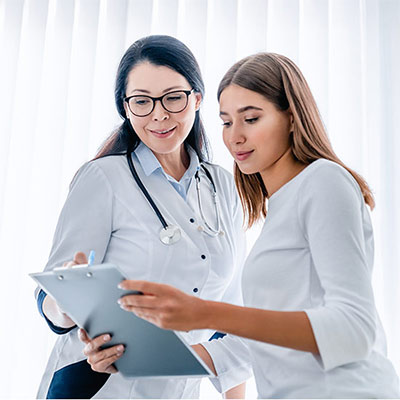 phys-sq22 a physician with patient